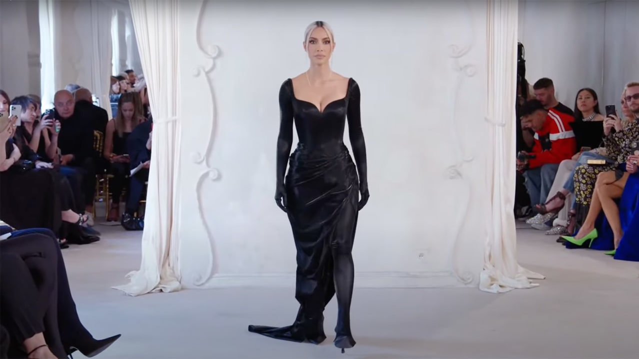 Kim Kardashian apodera de la Semana de la Moda en París y desfila para Balenciaga