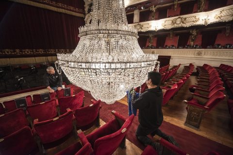 14 mil cristales limpiados a mano: Teatro Municipal alista su lámpara gigante para aniversario 165