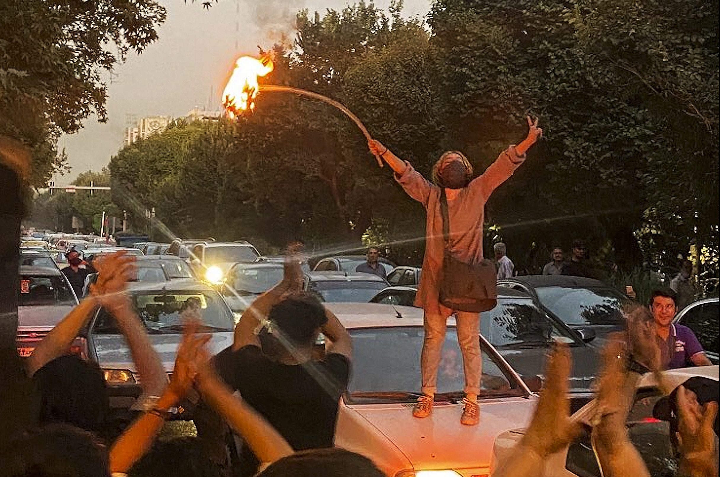 Mujeres En Irán Queman Sus Hiyabs En Protesta Por La Muerte De Mahsa Amini 