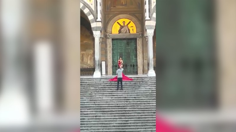 Turista se desnudó en las escaleras de la catedral italiana Fue acusada de actos obscenos