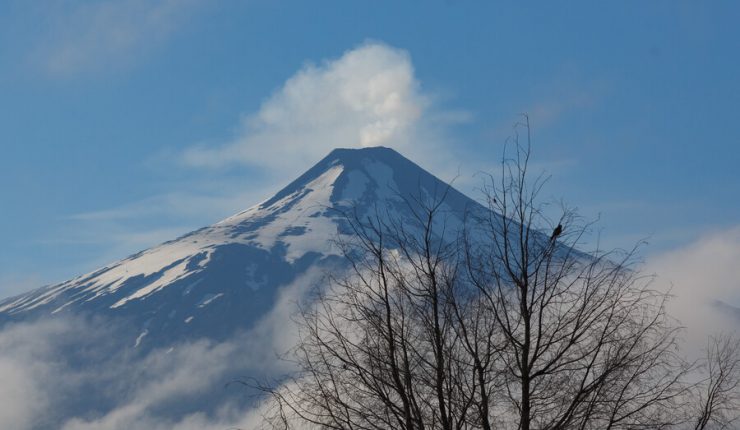 Volcán Villarrica: Autoridades se reunieron para evaluar medidas preventivas y coordinar acciones ante eventual erupción