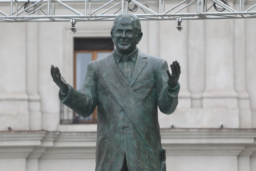 Pdte. Boric inaugura estatua de Aylwin “Es un desafío estar a la