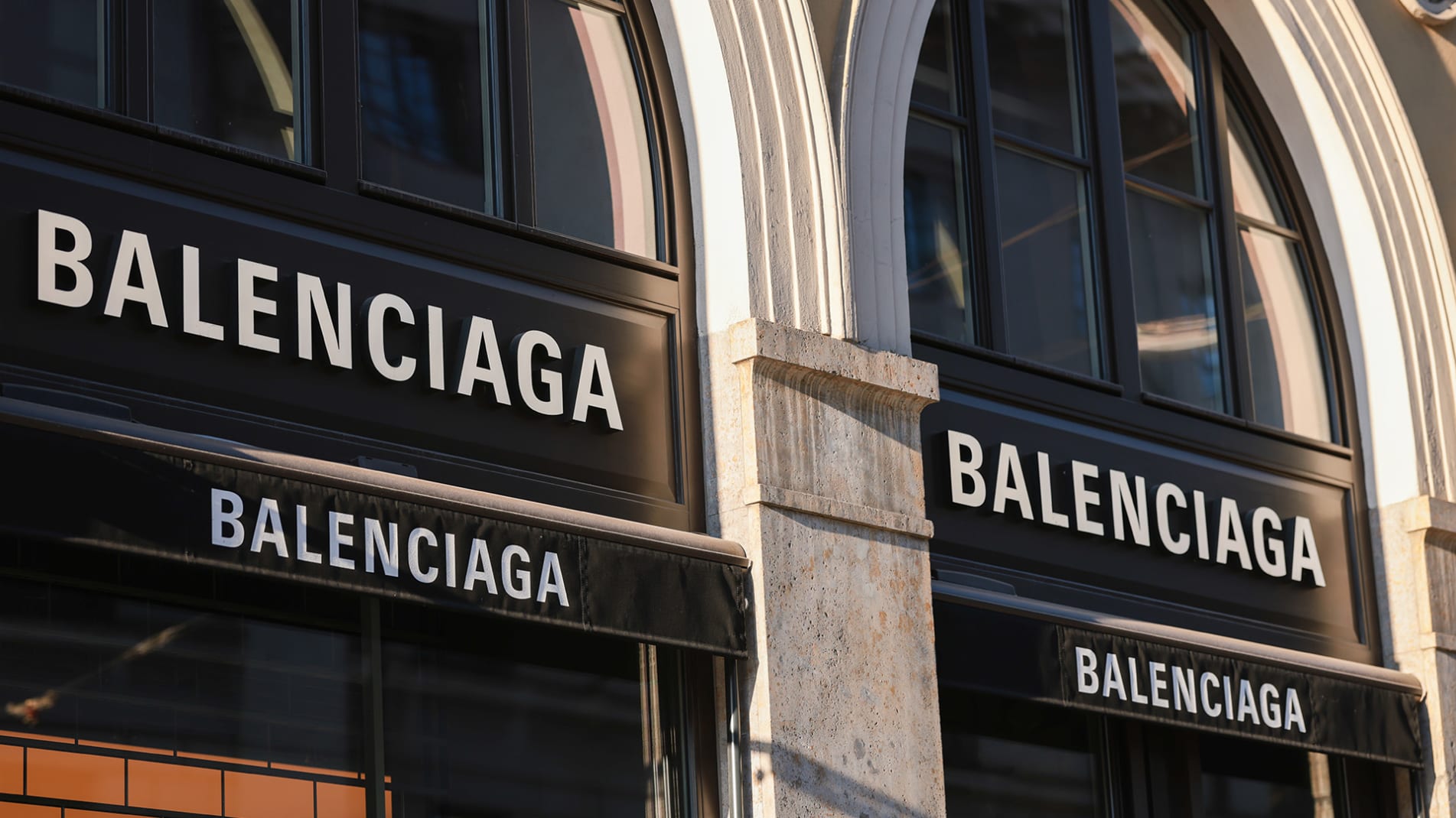 Balenciaga Se Disculpó Y Retiró Campaña Navideña Que Incluía Niños