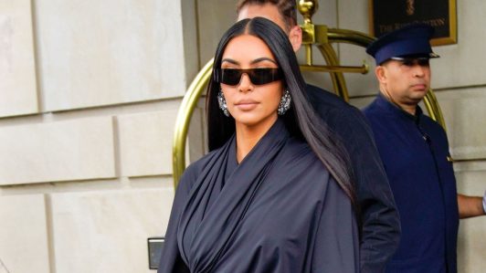 Kim Kardashian dice estar "reevaluando" su relación con Balenciaga tras polémica sesión de fotos con temática "bondage"