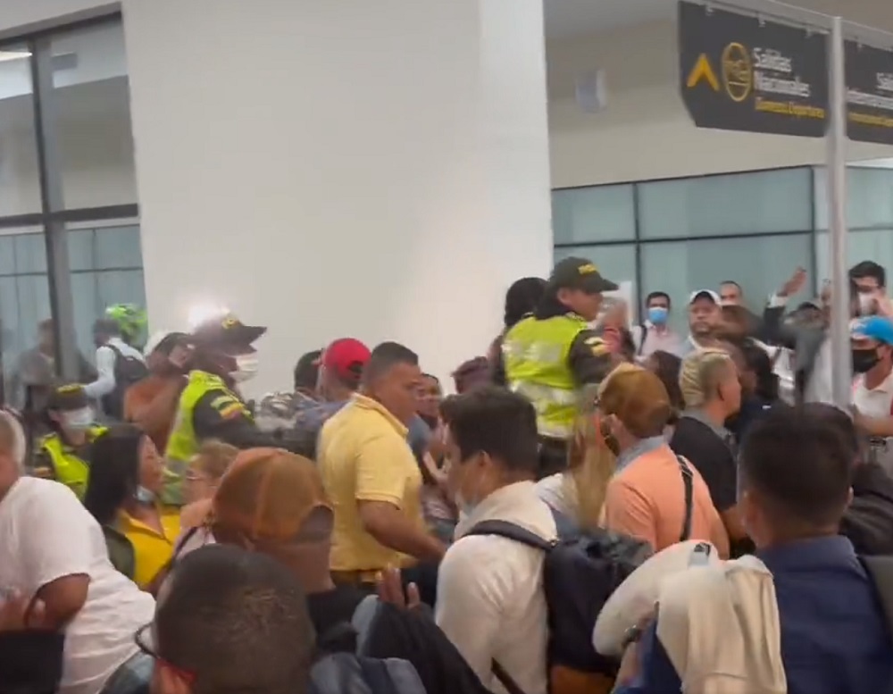 Caos E Incertidumbre En Aeropuertos De Colombia Tras Cierre De Viva Air Miles De Pasajeros 5149