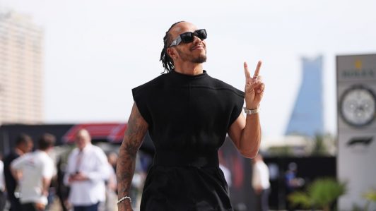 Look de la semana: El viaje de placer de alta costura de Lewis Hamilton