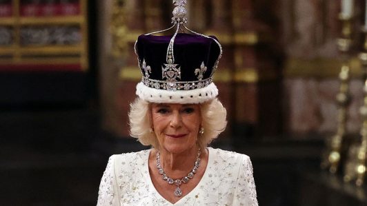 El significado oculto detrás del traje de coronación de Camilla Parker