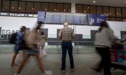 Condenan a hombre que viajó 34 veces gratis tras hacerse pasar por asistente de vuelo 