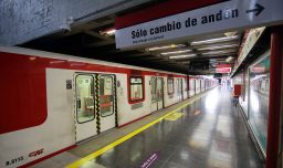 Reportan retrasos y aglomeraciones en la Línea 1 del Metro de Santiago: Servicio ya fue restablecido