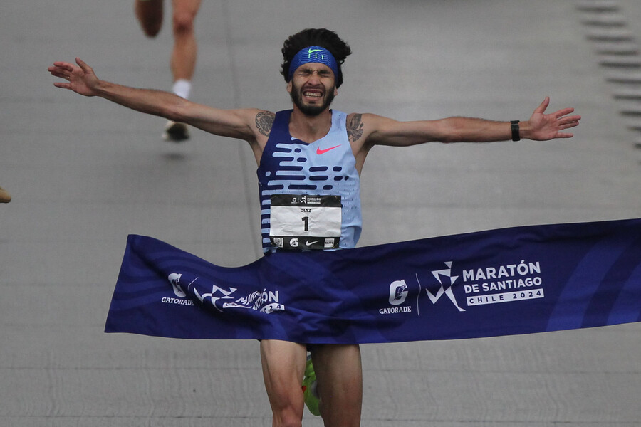 Díaz gana medalla de oro en los 21K del Maratón de Santiago 2024