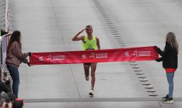 "Los conocía, pensé que no iba a poder correr": La historia del sargento que homenajeó a mártires de Carabineros en la maratón