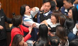 Congresista se roba documento en medio de peleas: ¿Por qué ha aumentado la tensión en Taiwán?