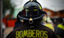 "Había pasado todas sus pruebas psicológicas": Los antecedentes del bombero de 22 años detenido por megaincendio en Valparaíso