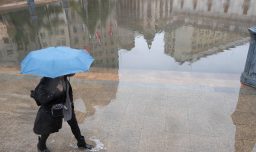 Meteorólogo por lluvias en Santiago: "De aquí al jueves se acumularán entre 80 y 100 mm de precipitaciones, lo que es mucho"