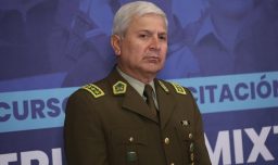 "No dejaremos espacio a delincuentes": General Yáñez promete firmeza tras detención de 12 carabineros por cohecho en Santiago