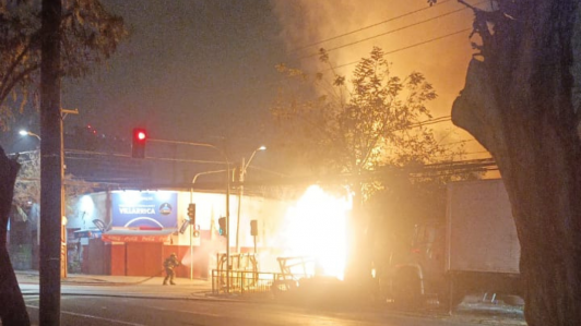 Gran incendio por fuga de gas afectó a restaurante en Cerrillos: Habría sido provocado por sujeto que intentó robar tuberías