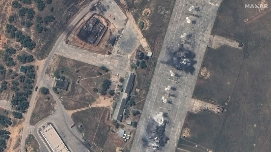 Imágenes satelitales muestran aviones rusos destruidos y edificios dañados en base de Crimea