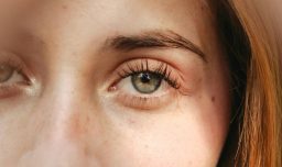 Cirugías para cambiar el color de ojos: ¿Cuáles son los riesgos?