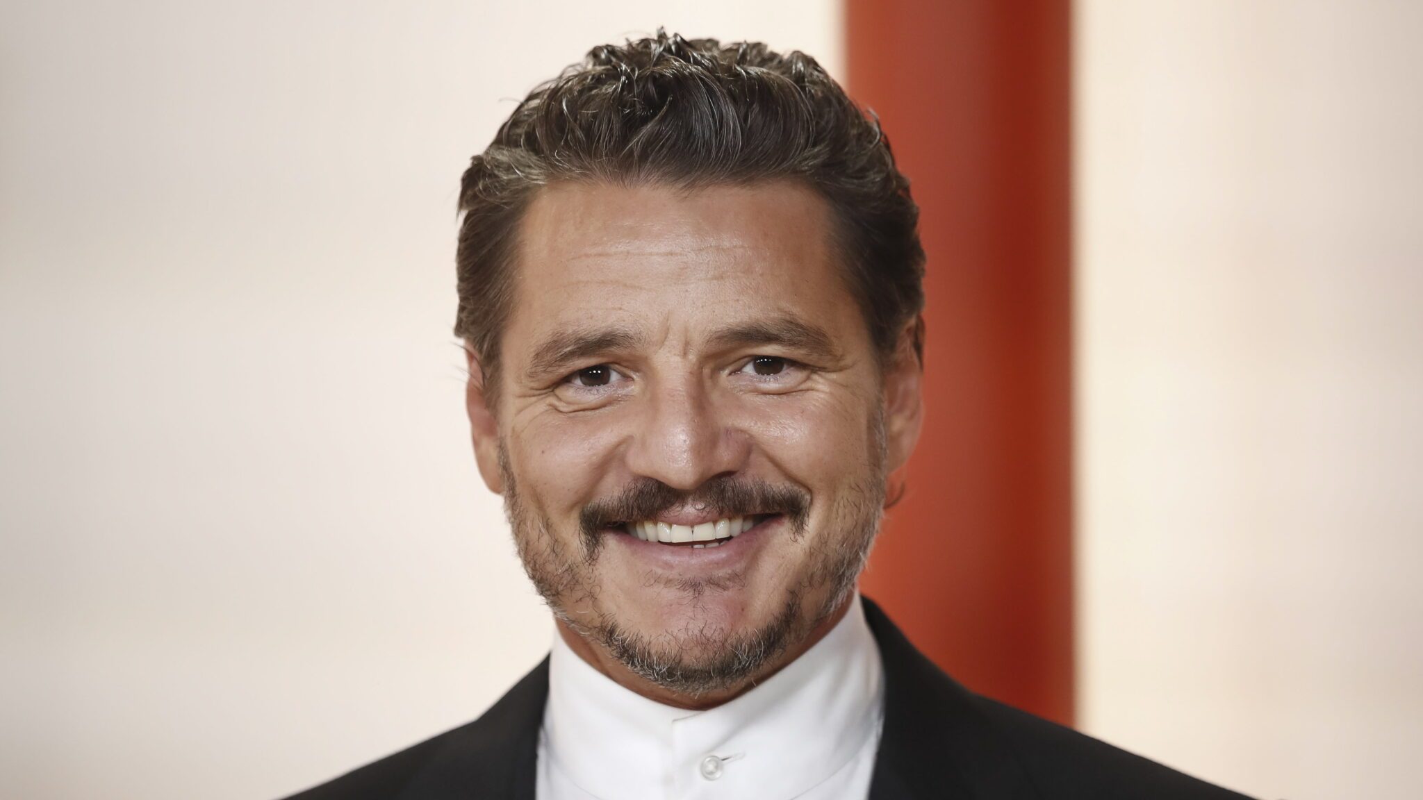 What Does Pedro Pascal Say In The Corona Commercial Pedro Pascal es el protagonista de comerciales bilingües sobre cerveza