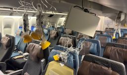 "Se sintió como si cayera": Pasajeros del vuelo de Singapore Airlines describen una pesadilla en el aire