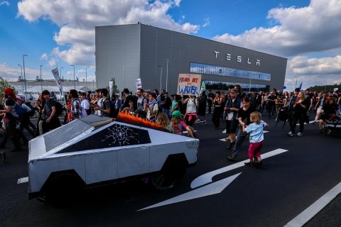 Se intensifican las protestas en Alemania contra Tesla: ¿Por qué trataron de ingresar a la fábrica de autos?