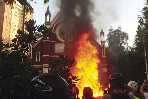 Declaran culpable a acusado de incendiar iglesia de Carabineros durante el estallido social