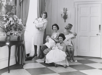 Revelan imágenes nunca antes vistas de la familia real: Retratos van desde la reina madre hasta la princesa Kate