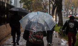 ¿Se queda el paraguas en la casa?: Revisa aquí el pronóstico del tiempo para esta semana en Santiago