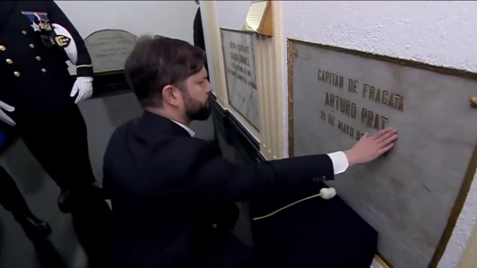 Presidente Gabriel Boric realizó inusual gesto en el mausoleo de los caídos del 21 de mayo