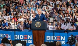 "Debería abandonar la carrera electoral": The New York Times pide a Biden que deje candidatura al "servicio público"