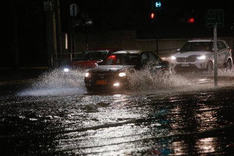 Fuertes lluvias caen sobre Santiago: Ya hay calles anegadas y tránsito lento