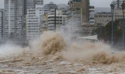Pese a advertencias por olas de 7,5 metros: Vecinos viñamarinos insisten en acercarse a borde costero para ver marejadas