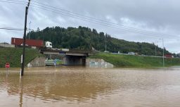 Más de 3.200 damnificados y 397 aislados en el Biobío: Bomberos analiza sistema frontal tras "caída de casi 376 mm" de lluvia