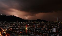 Emiten alerta por tormentas eléctricas desde Valparaíso al Biobío: ¿Cuándo ocurriría el fenómeno?