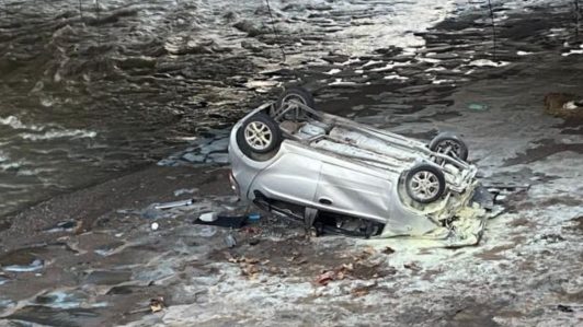 Auto cae a la ribera del río Mapocho: Hombre conducía en estado de ebriedad