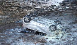 Auto cae a la ribera del río Mapocho: Hombre conducía en estado de ebriedad
