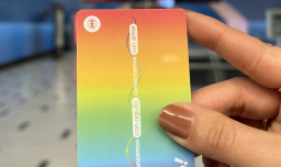 Metro de Santiago lanza nuevo diseño de tarjeta BIP! con temática del Día del Orgullo