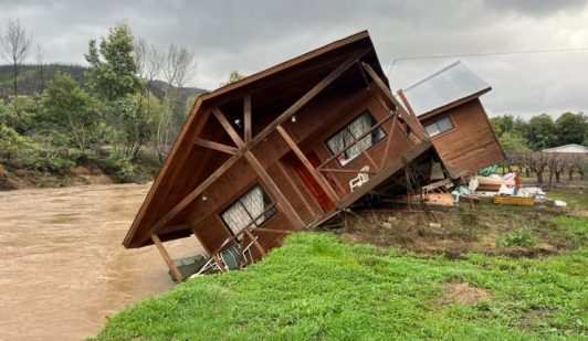 Sistema frontal: Demuelen casa inclinada sobre estero en Quillón tras intensas lluvias