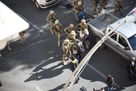 Movilización militar en Bolivia: Este fue el momento en que una tanqueta derribó las puertas del Palacio Presidencial