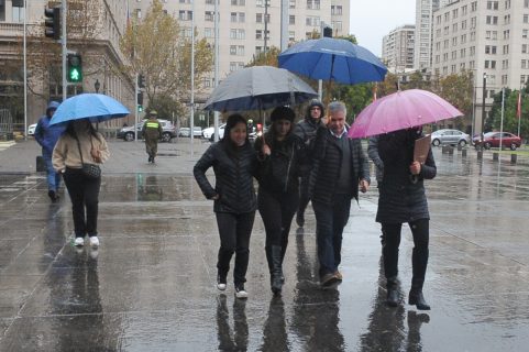 Minuto a minuto | Fuerte lluvia cae sobre Santiago este jueves