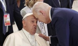 El llamativo gesto de Joe Biden con el Papa Francisco: Juntó su frente y se mantuvo quieto por unos segundos