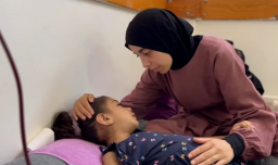 Niños heridos y enfermos abandonan la asediada Gaza en la primera evacuación médica en semanas