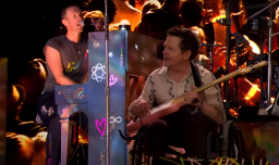 Con guitarra y en silla de ruedas: Michael J. Fox sube al escenario para interpretar canción junto a Coldplay