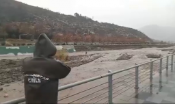 Carabineros rescató a hombre que estaba siendo arrastrado por el Río Mapocho