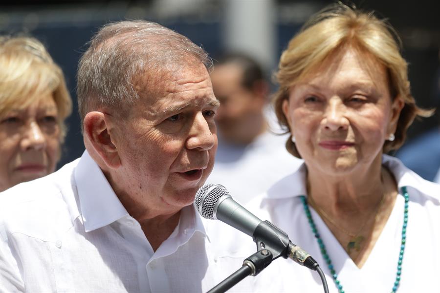 El candidato opositor a la presidencia de Venezuela Edmundo González Urrutia da declaraciones luego de votar este domingo, en un centro de votación en Caracas (Venezuela). EFE/ Ronald Peña R.