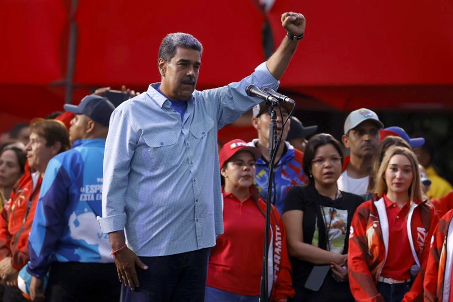 El presidente de Venezuela y aspirante a la reelección, Nicolás Maduro, saluda a los asistentes al cierre de su campaña el 25 de julio de 2024, en Caracas (Venezuela). EFE/ Henry Chirinos