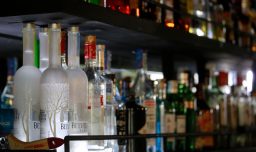 Este domingo comienza a regir la nueva ley de etiquetado de alcoholes: Revisa cómo funcionará y cuáles son las etiquetas