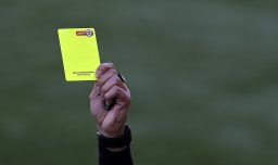¡Profe, tarjeta!: Estos son los cinco árbitros que más amarillas han sacado en el torneo chileno 2024