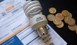 Ante el fuerte alza de las cuentas de luz: ¿Qué es y como postular al subsidio eléctrico 2024?