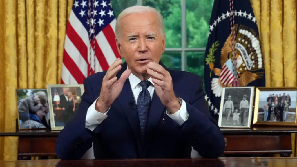 El presidente de Estados Unidos, Joe Biden, pronuncia un discurso televisado a todo el país desde el Despacho Oval de la Casa Blanca el 14 de julio de 2024 en la ciudad de Washington. (Foto: Erin Schaff-Pool/Getty Images)